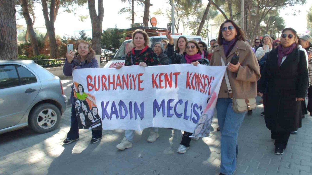 Burhaniye’de sazlı sözlü Kadınlar Günü kutlaması