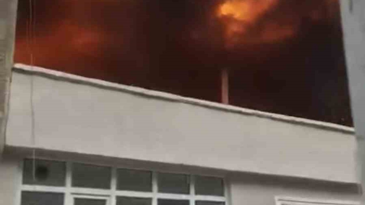 Bursa’da binanın çatısı alevlere teslim oldu