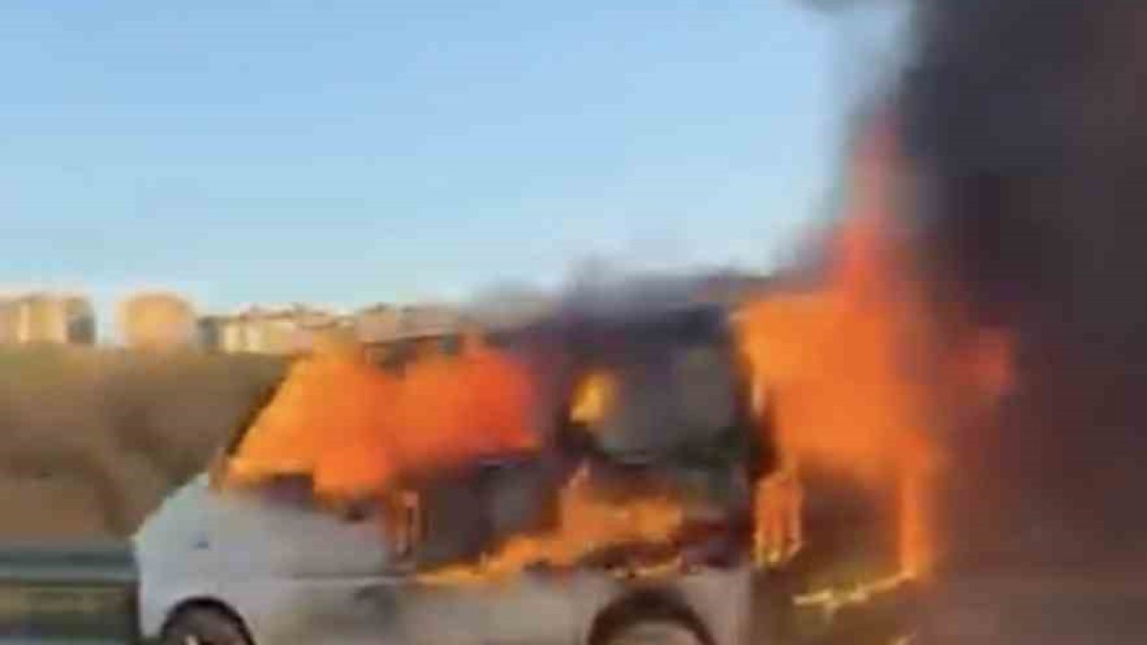 Bursa’da hafif ticari araç alev aldı