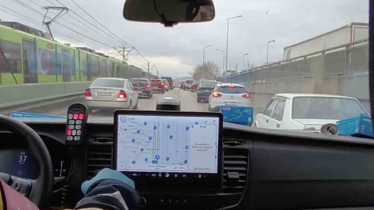 Bursa’da hayat koridoru açıldı Sürücülerden alkışlanacak hareket