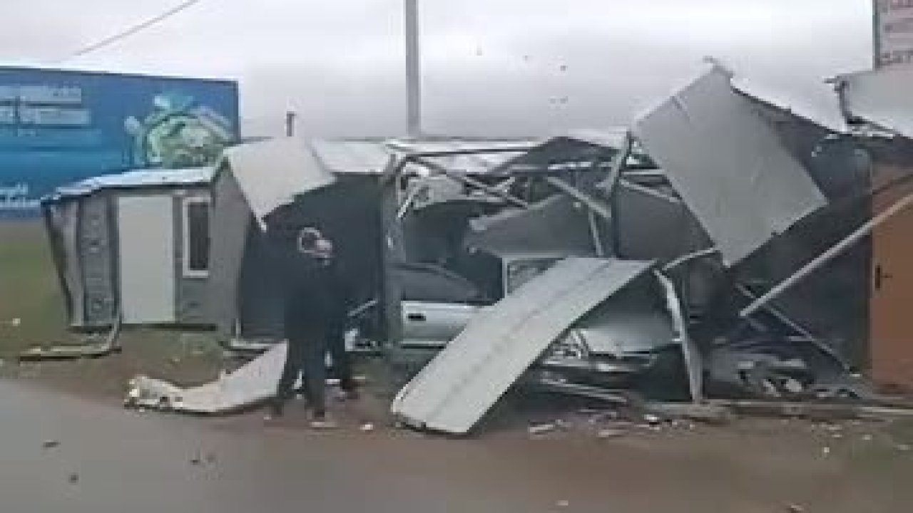 Bursa’da kontrolden çıkan otomobil prefabrik yapıya girdi