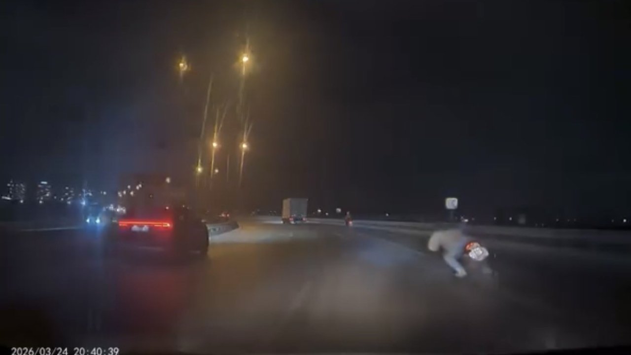 Bursa’da motosiklet kazası kamerada : Sürücü yola böyle savruldu