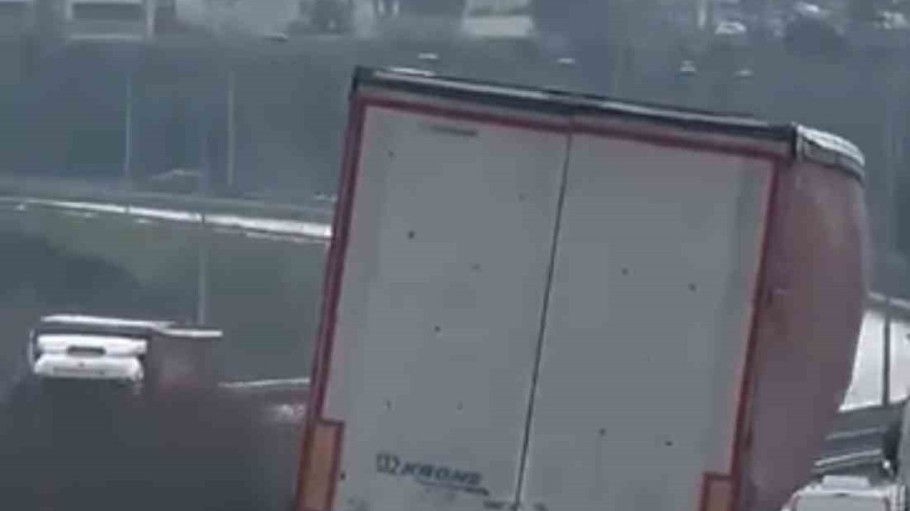 Bursa’da tır yan şekilde ilerledi