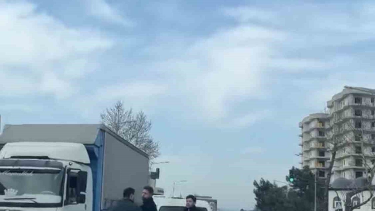 Bursa’da trafikte kavga : Sürücüler birbirine girdi