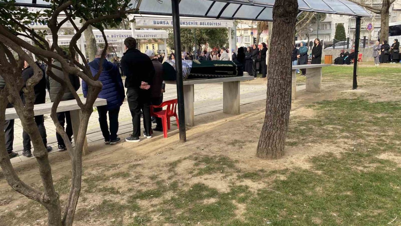Bursa’daki silahlı saldırıda ölen güzellik uzmanı kadın toprağa verildi