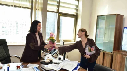 Büyükşehir’den kadın çalışanlara çiçek jesti