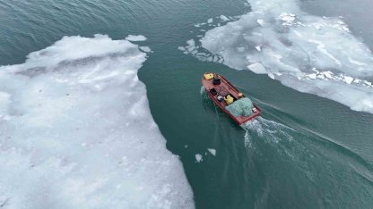 Buzların çözülmeye başladığı Nazik Gölü’nde balıkçı tekneleri yeniden suya indi