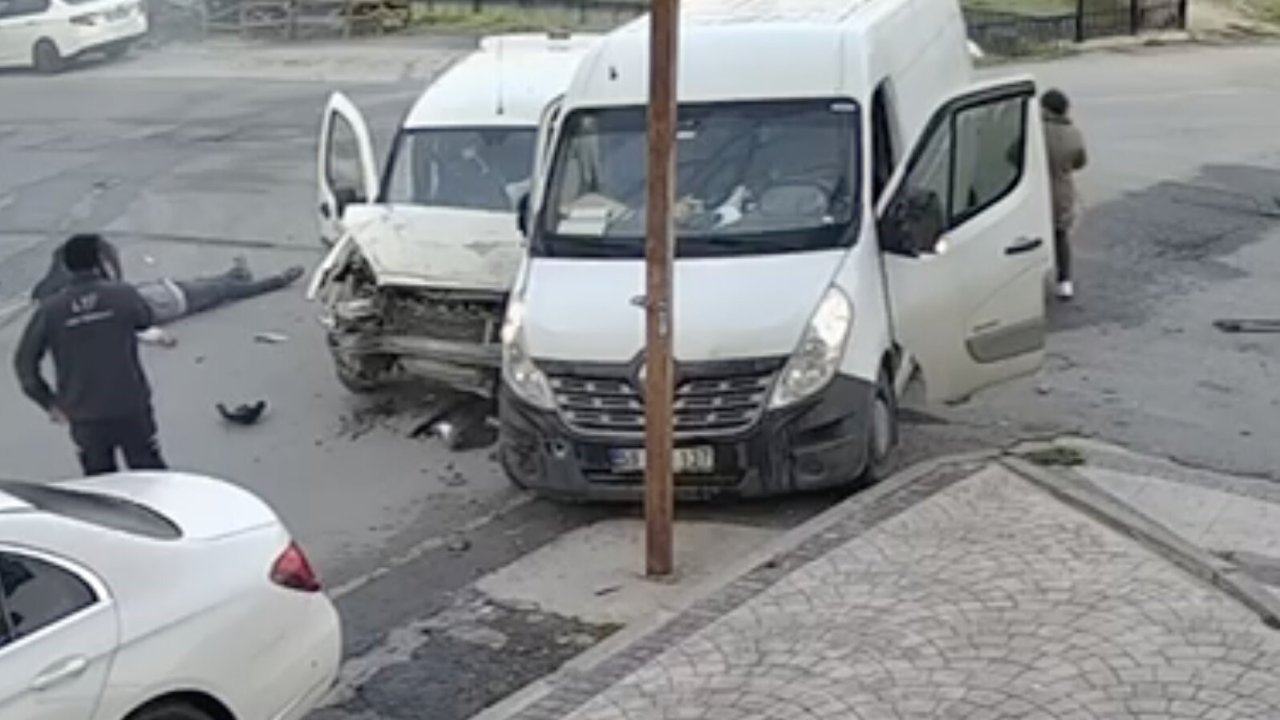 Cadde ile sokağın kesişiminde çarpıştılar: 4 yaralı
