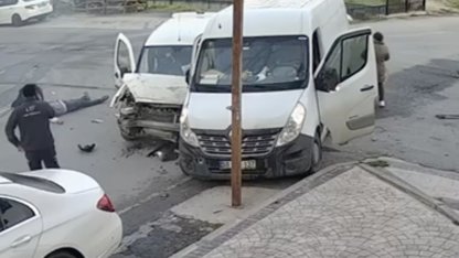 Cadde ile sokağın kesişiminde çarpıştılar: 4 yaralı