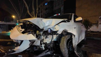 Caddebostan’da makas atan sürücü lüks araca çarpıp kaçtı
