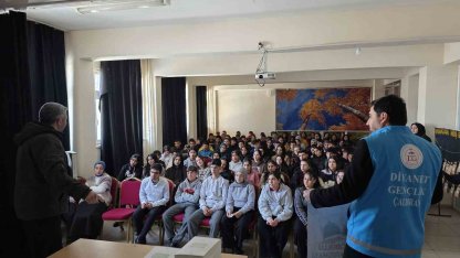 Çaldıran’da gençlik huzura koşuyor: Kitaplar müftülükten gayret gençlerden
