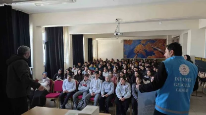 Çaldıran’da gençlik huzura koşuyor: Kitaplar müftülükten gayret gençlerden