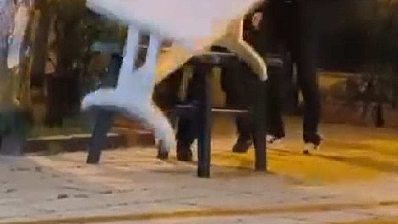 Cami bahçesindeki masalara zarar veren çocuklar kamerada