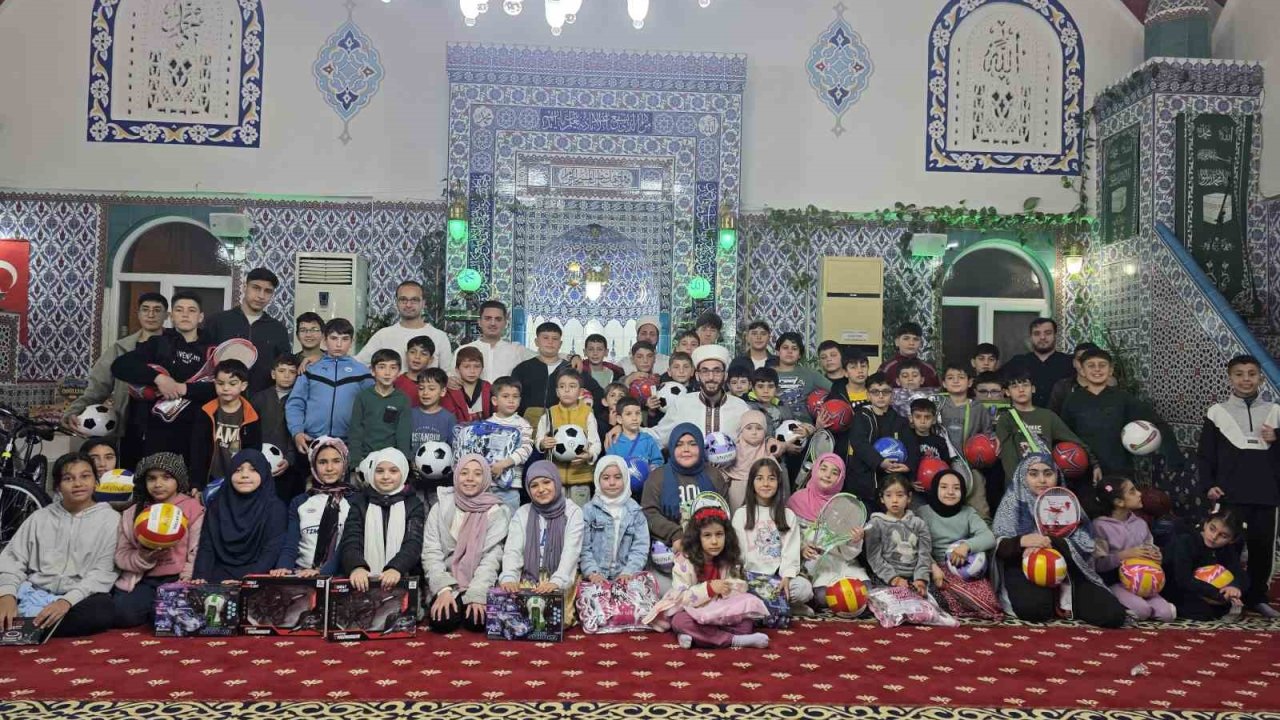 Camiye gelen çocuklar çifte bayram yaptı