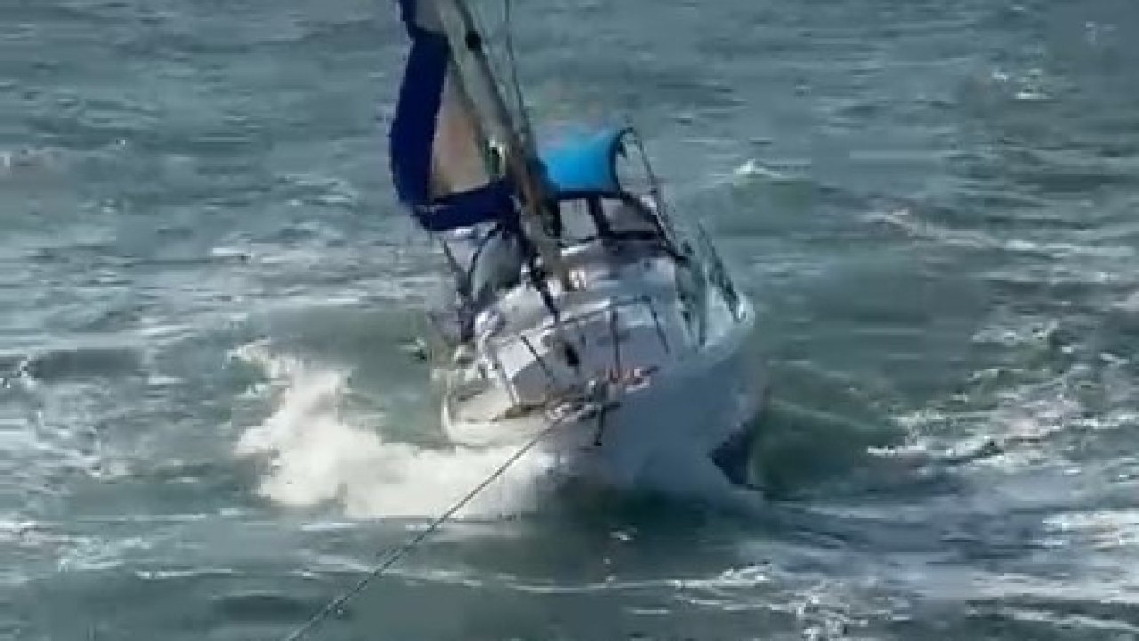 Çanakkale’de sürüklenen yelkenlinin yardımına balıkçı teknesi koştu