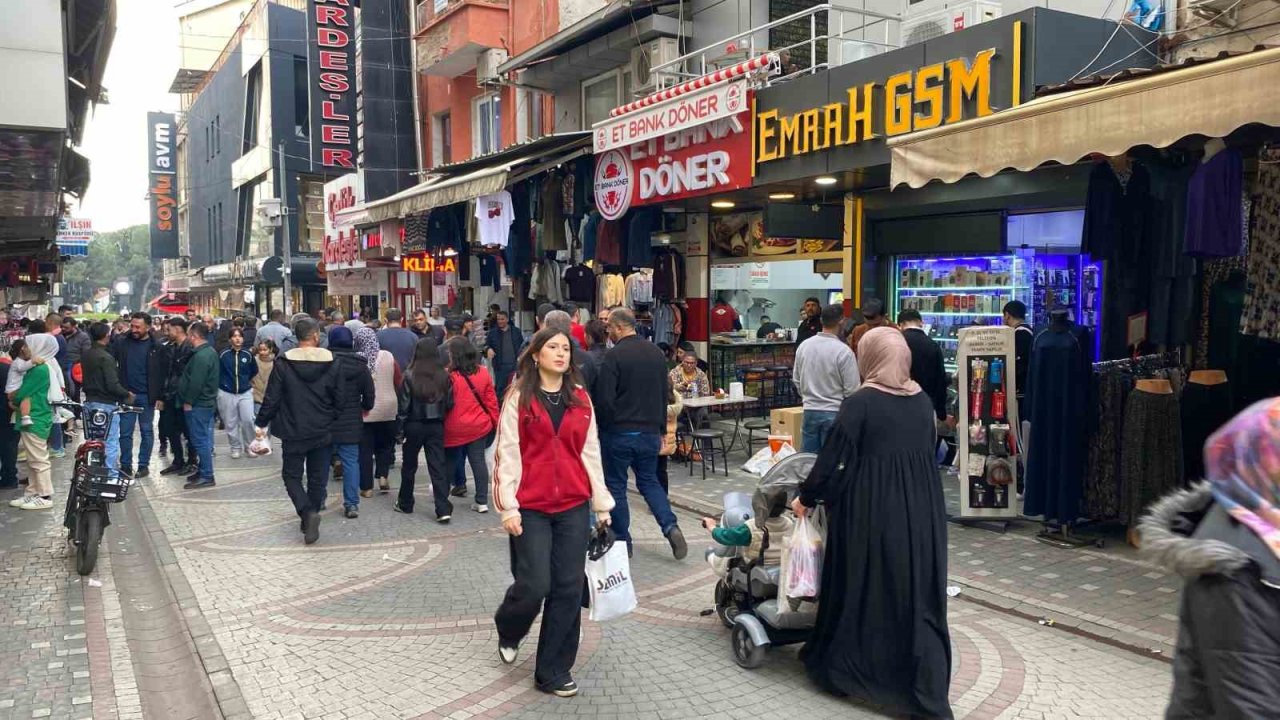 Çarşı ve sokaklarda bayram yoğunluğu