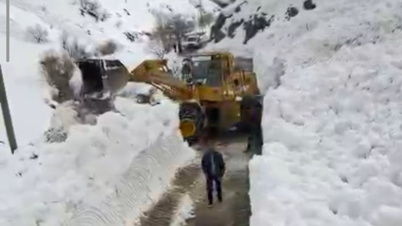 Çatbayır Mahallesi yoluna düşen çığ temizlendi