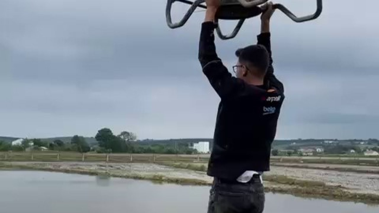 Çeltik tarlasında tehlikeli yolculuk: Drona asılıp uçtu