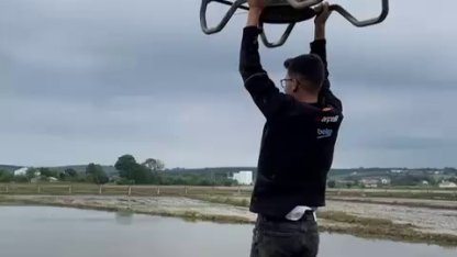 Çeltik tarlasında tehlikeli yolculuk: Drona asılıp uçtu