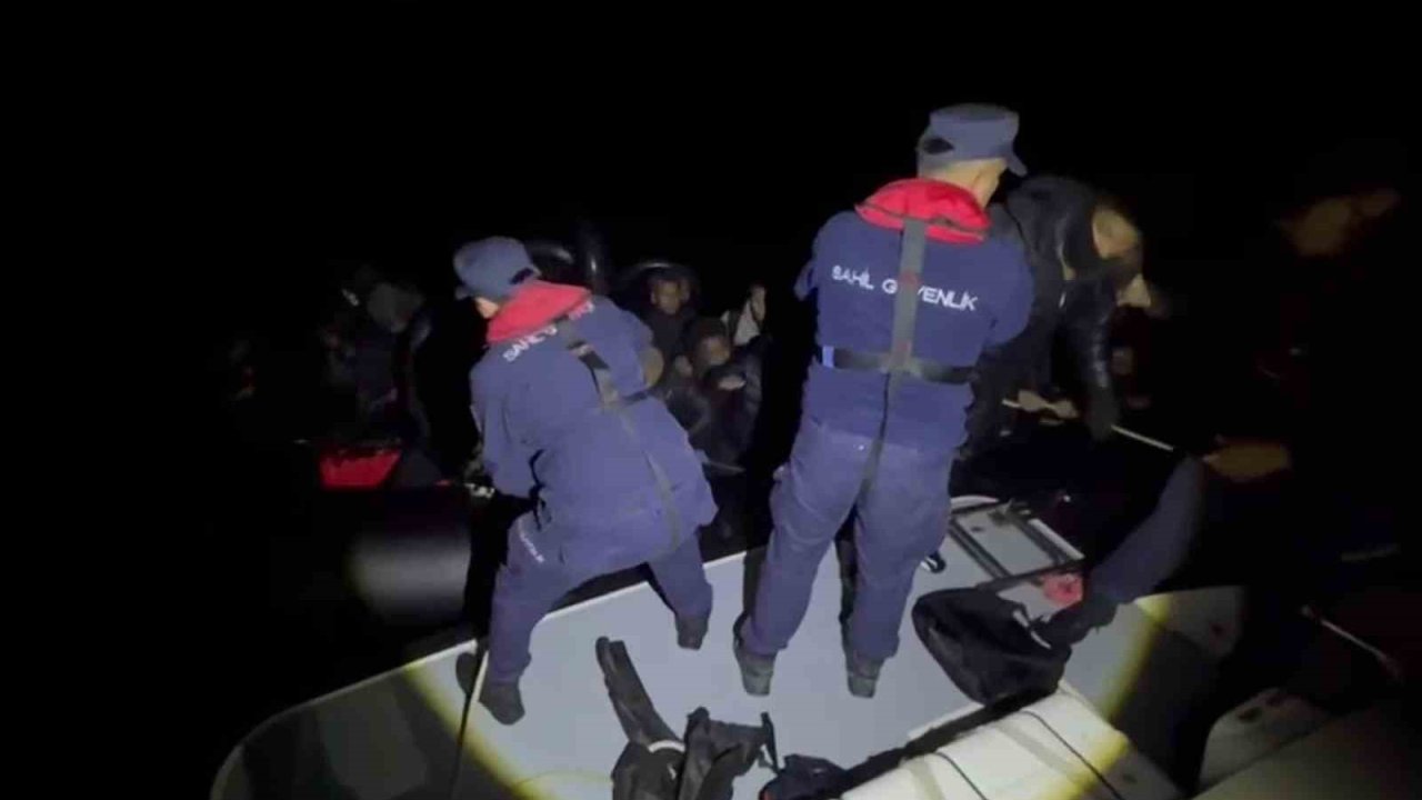 Çeşme açıklarında 34 düzensiz göçmen yakalandı