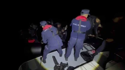 Çeşme açıklarında 34 düzensiz göçmen yakalandı