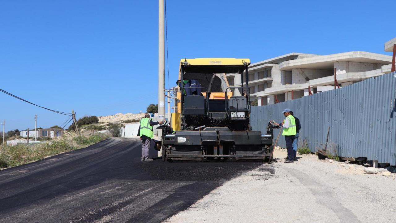 Çeşme’nin yolları yaza hazırlanıyor