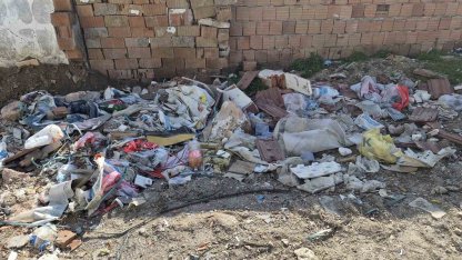 Çevre kirliliğine neden olan moloz yığınları çirkin görüntü oluşturuyor