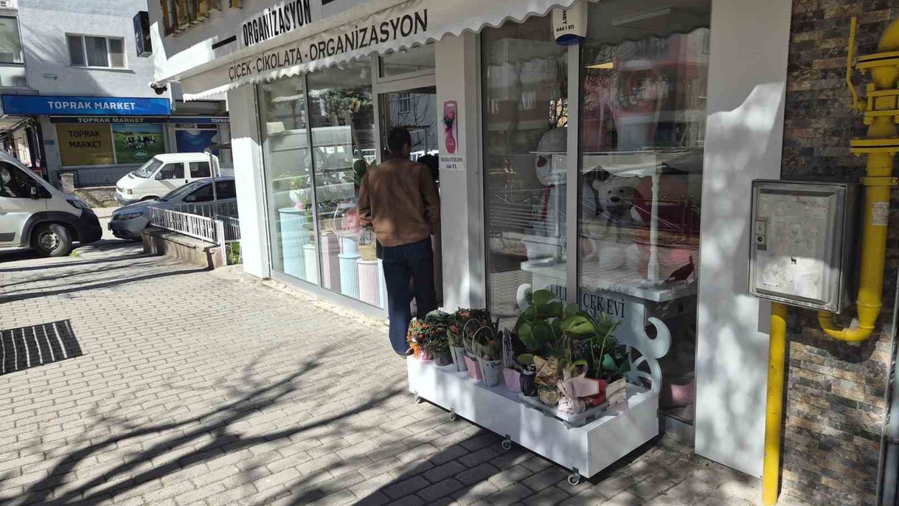 Çiçek hırsızlığına esnaftan ’ince’ sitem: "İsteseydi hediye ederdik"