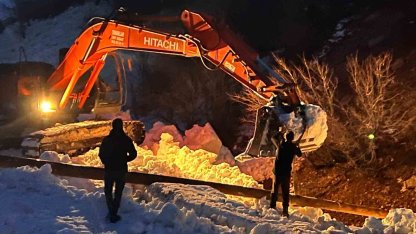 Çığ vurdu, devlet ve ilgili kurumlar çalışma başlattı, Beşağaç köyü karanlıktan kurtarıldı