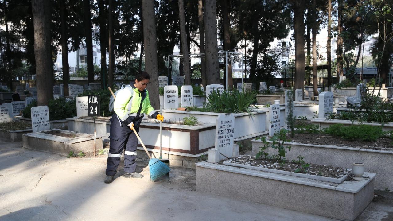 Çiğli’de Bayram Öncesi Cami Ve Mezarlıklarda Kapsamlı Temizlik