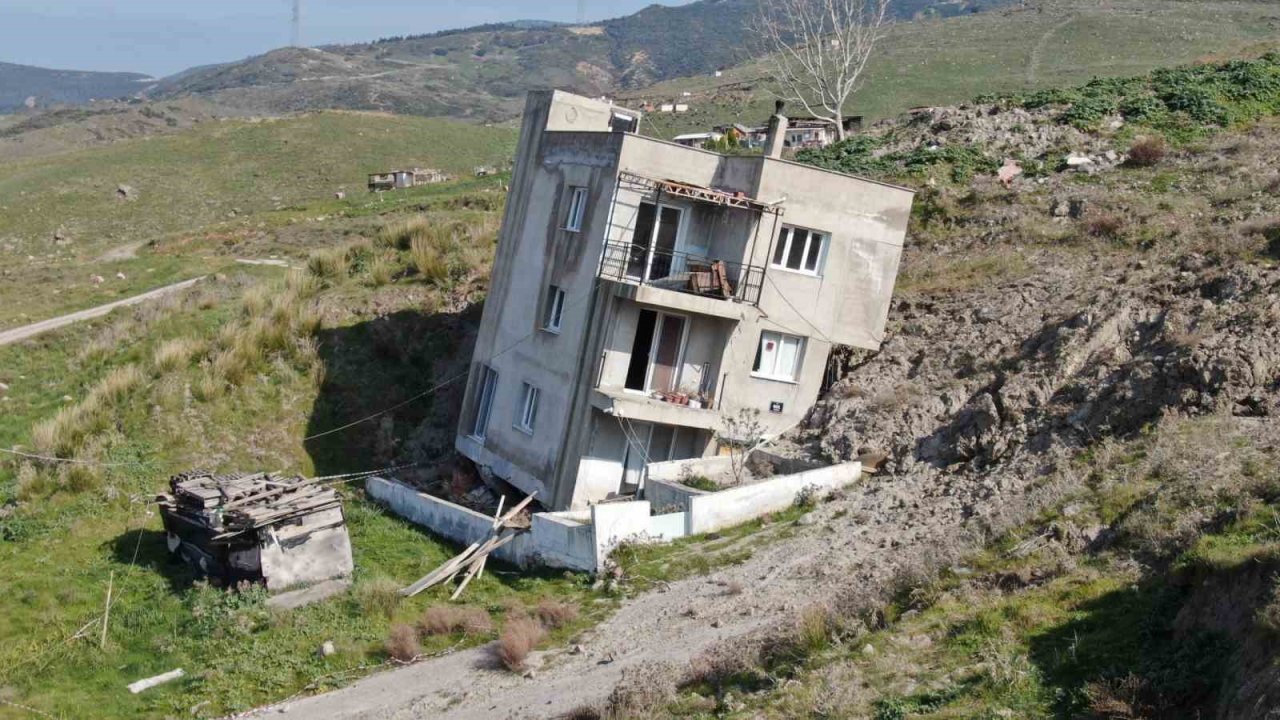 Çiğli’de çöp tesisinin neden olduğu heyelan mahalleyi yutuyor