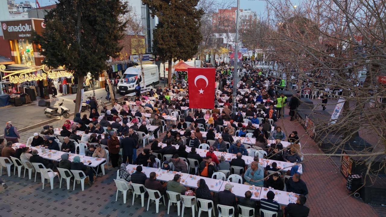 Çiğli’de Kadir Gecesi’nde Binler Aynı Sofrada Buluştu