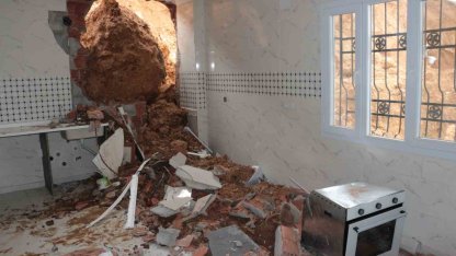 Cizre’de sağanak yağış heyelana neden oldu, dev kayalar evi yıktı