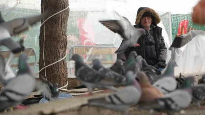 "Çocukların Kuşçu Dedesi" kuşlar için meydanı terk etmiyor