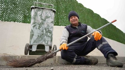 Çöpçüler Kralı’nda Kemal Sunal için mikrofon olan süpürge, onun elinde kaleme dönüştü