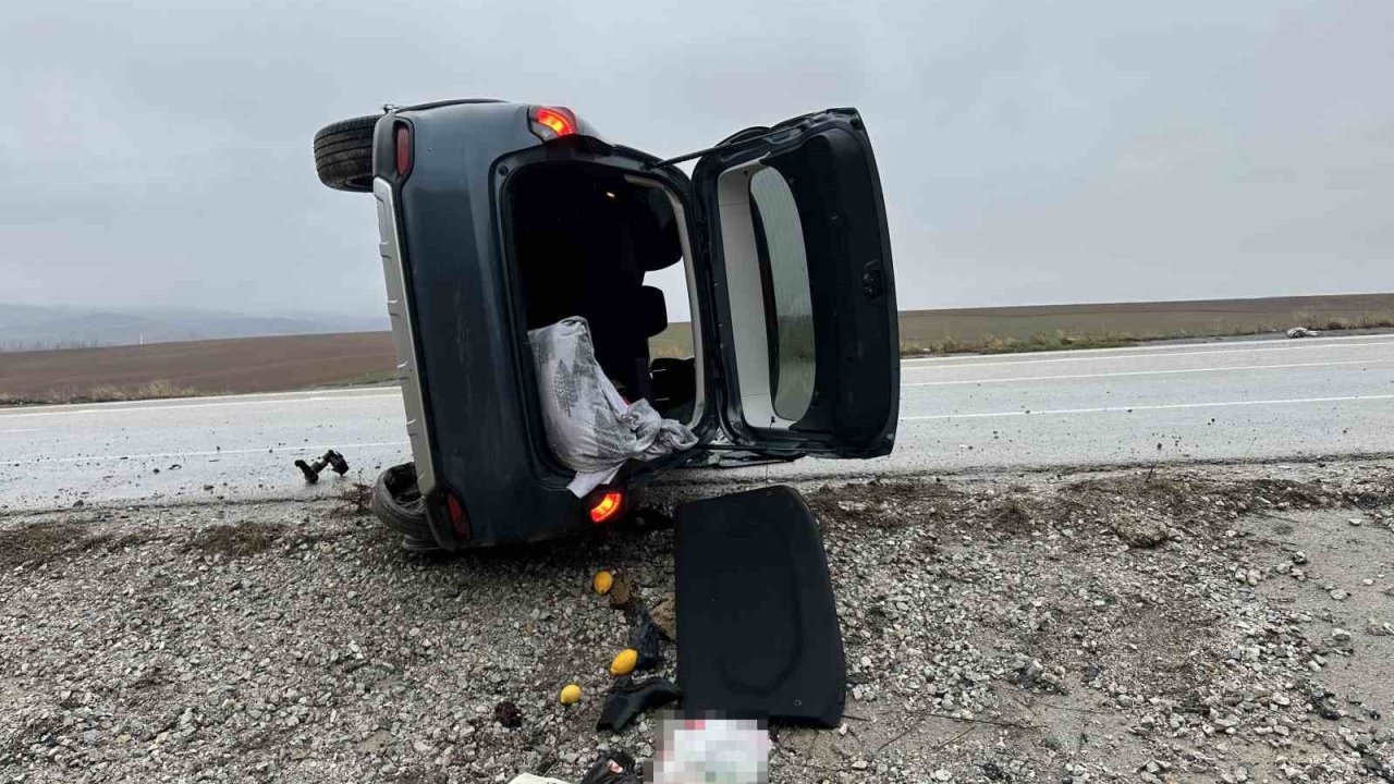 Çorum’da devrilen otomobildeki 5 kişi yaralandı