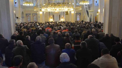 Çorum’da Ramazan ayının son cuma namazında vatandaşlar camilere akın etti