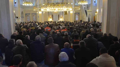 Çorum’da Ramazan ayının son cuma namazında vatandaşlar camilere akın etti