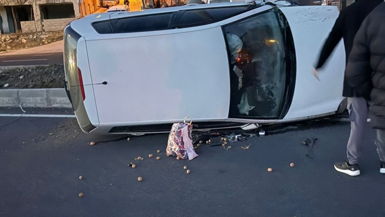 Denizli-Serinhisar karayolunda 2 araç takla attı; 5 yaralı