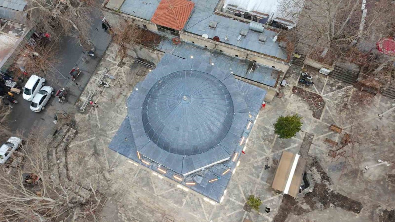 Depremde hasar alan Mevlevihane Cami yeniden ibadete açıldı