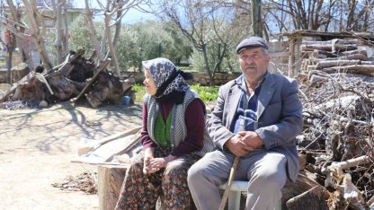 Depremde hasar gören evlerini dışarıdan izliyorlar