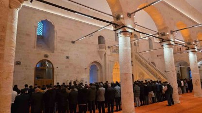 Depremde hasar gören tarihi Selahattin Eyyubi Camii yeniden ibadete açıldı