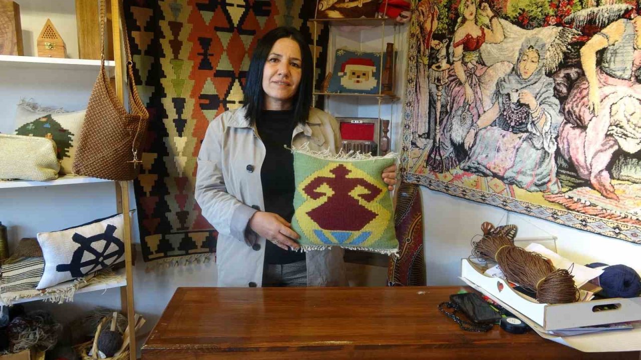 Depremde iş yerleri ve evleri yıkılan afetzede kadınlar, zanaatlarını kültür sanat çarşısında yaşatıyorlar