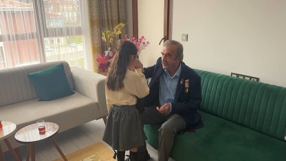 Depremzede Eroğlu ailesi yeni evlerinde ilk bayram sevincini yaşadı