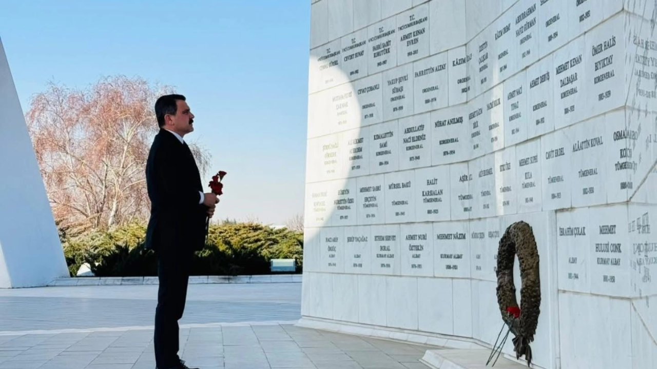 Devlet Büyükleri Anıt Mezarlığı’nda Anma Programı Gerçekleştirildi