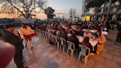 Dikili Cumhuriyet Meydanı’nda binler aynı sofrada