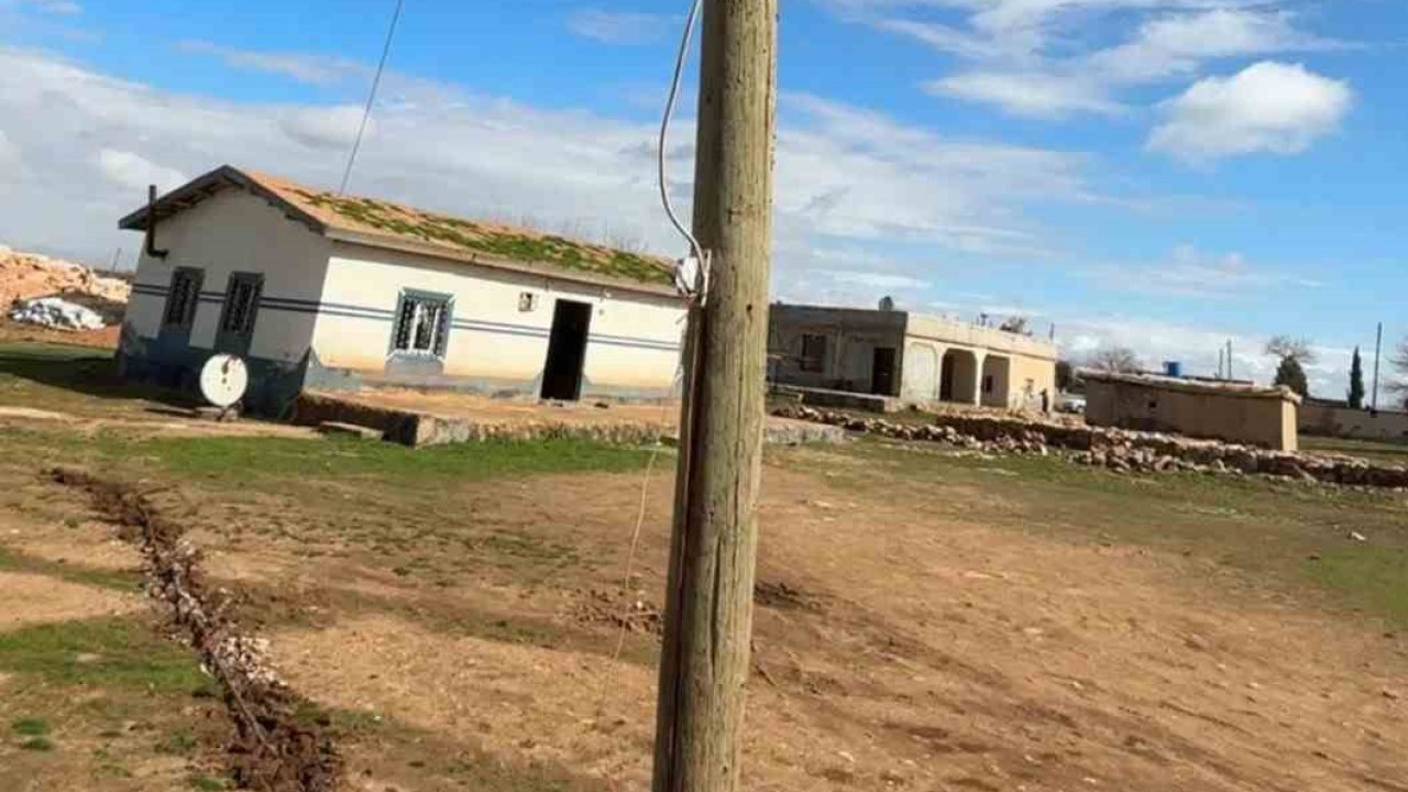 Direği oyup kaçak hat çekmişler