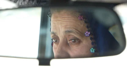 Direksiyon başında bir kadın: 15 yıldır servis şoförlüğü yapıyor