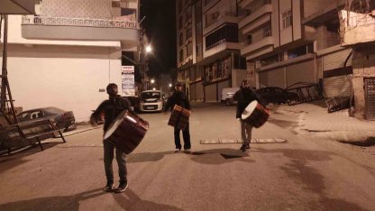 Diyarbakır’da 40 yıldır halay davulu çalarak sahura uyandırıyorlar