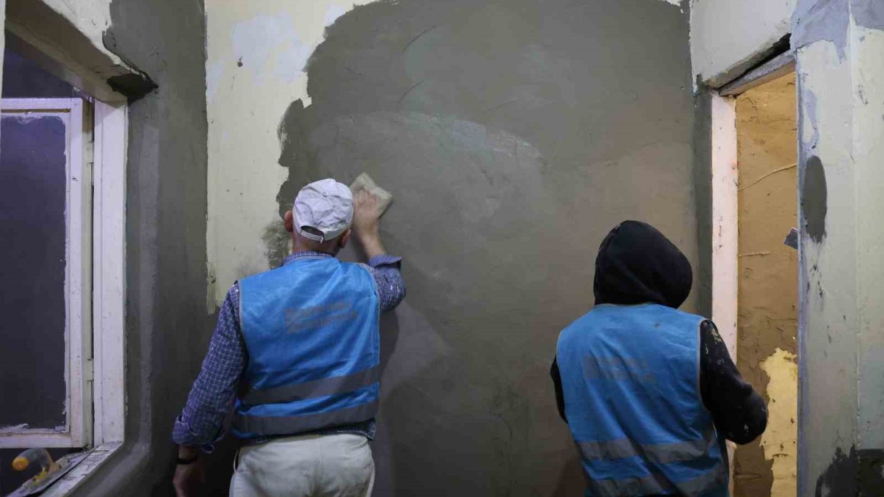 Diyarbakır’da ihtiyaç sahibi vatandaşın evi ‘denetimli serbestlik hükümlülerince’ onarıma alındı